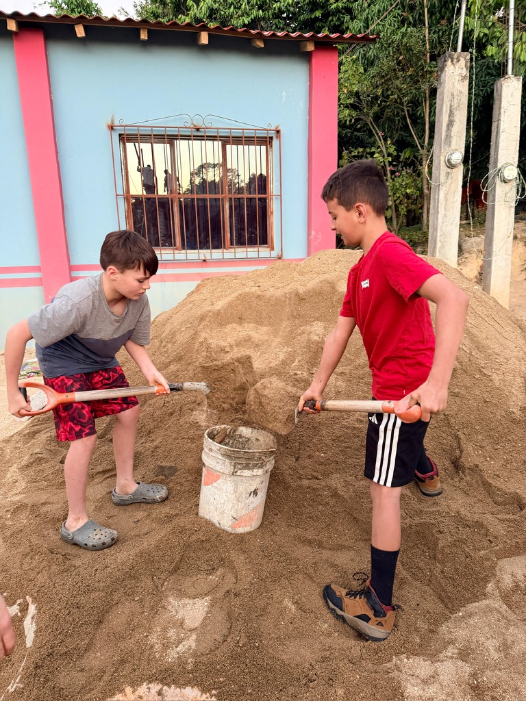 10-KidsShovelDirt